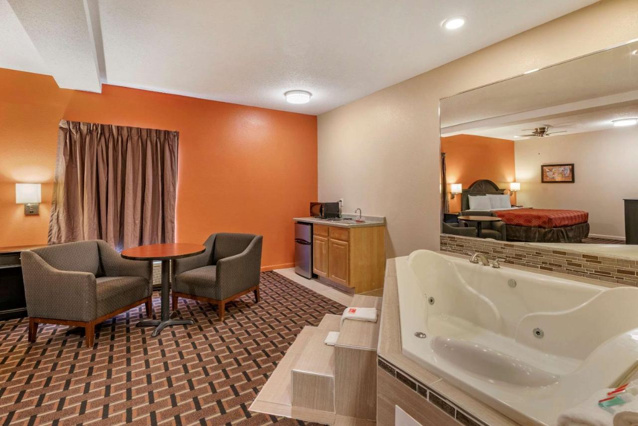 Econo Lodge Inn & Suites Granite City Екстер'єр фото