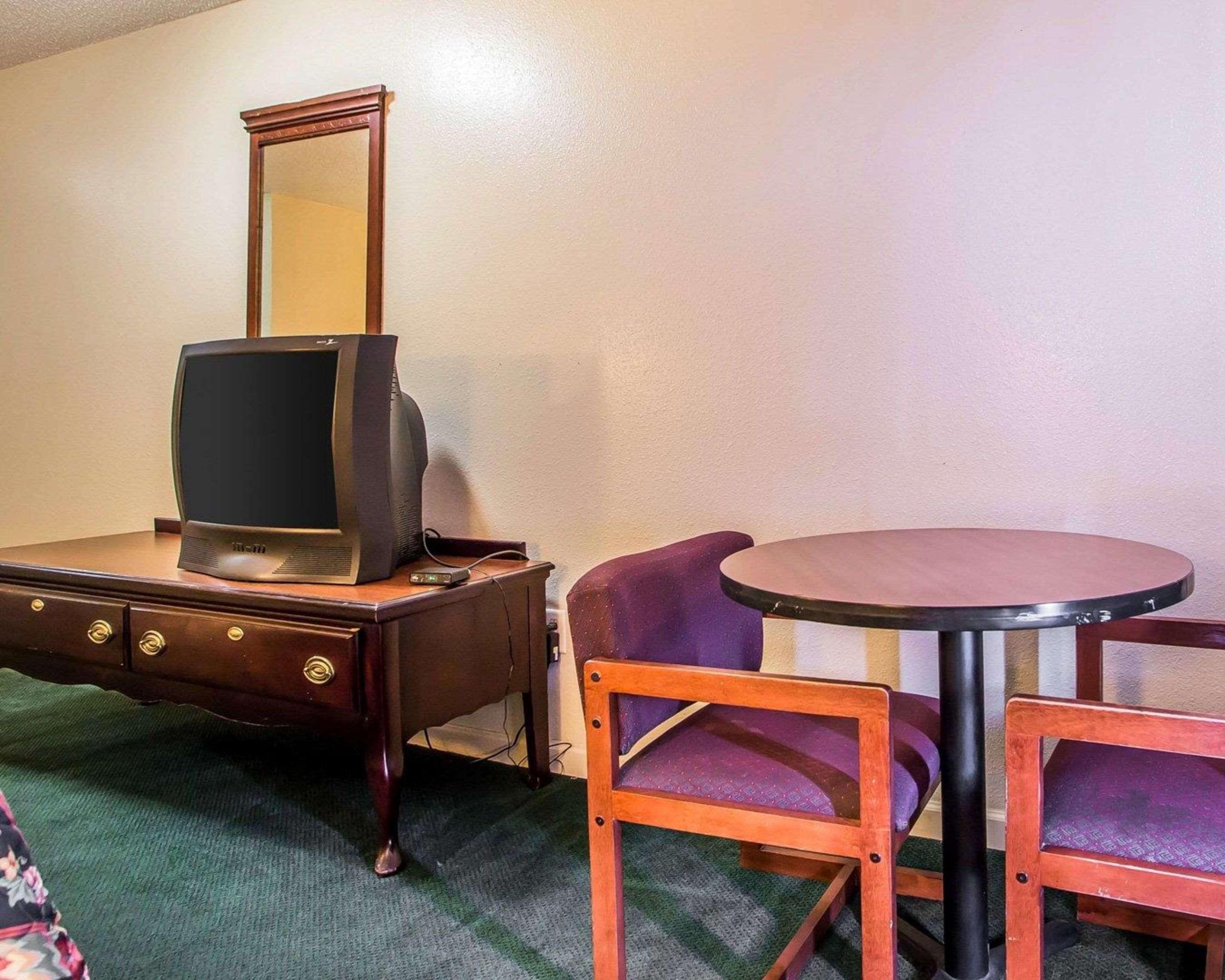 Econo Lodge Inn & Suites Granite City Екстер'єр фото