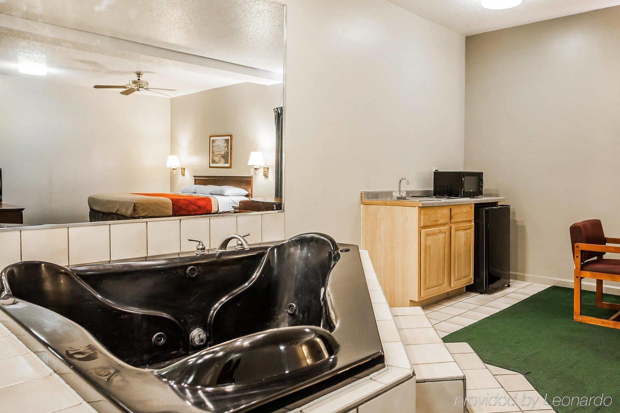 Econo Lodge Inn & Suites Granite City Екстер'єр фото